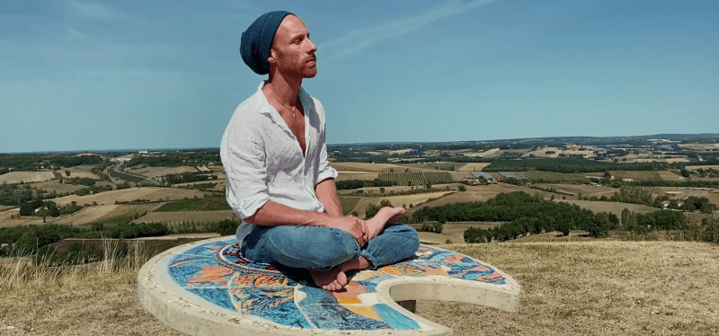 Regardez &laquo;&nbsp;Frederick – Qui me Guette [Clip Officiel – Version Bleue]&nbsp;&raquo; sur&nbsp;YouTube